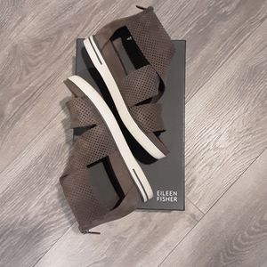 Sporty, back zipper sandals